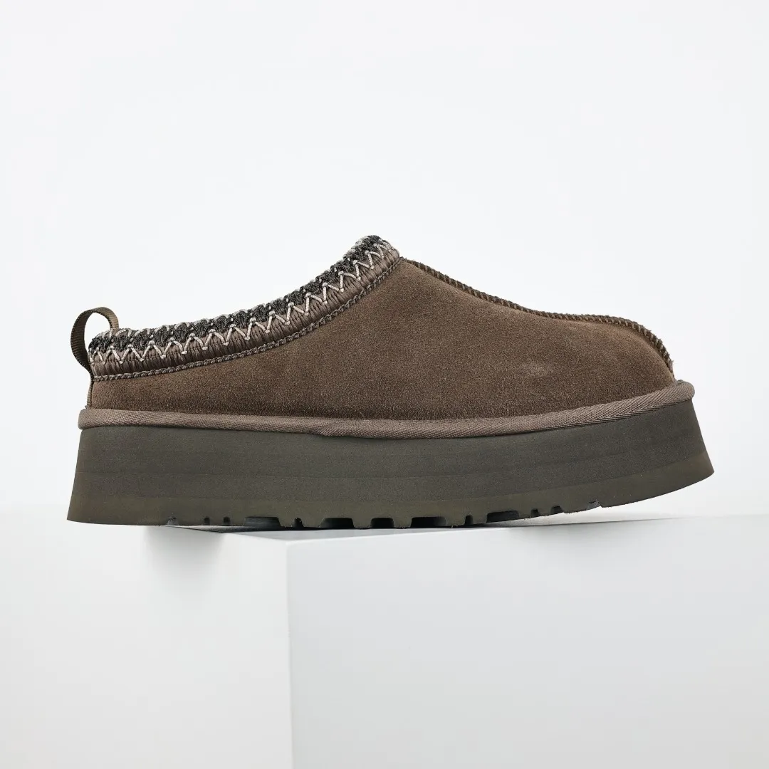 Pick up locally 💰540 The core product is good price UGG Tazz series walnut color half-flops Xiaohongshu hot model Henan Longfeng leather production Sheepskin integrated top quality in the market Waterproof upper material 2-3 cm cashmere insole to keep warm in winter and suitable for home use UUG has launched a style series in the new year, which is partially geared towards the preferences of young consumers and has also moved to the forefront of fashion trends. Shoe body material Water-repellent coated suede upper 17mm UGGPURE™ implanted wool insole Lightweight non-slip comfortable rubber outsole With brand LOGO Trademark Comes with full packaging Size: 35 36 37 38 39 40
